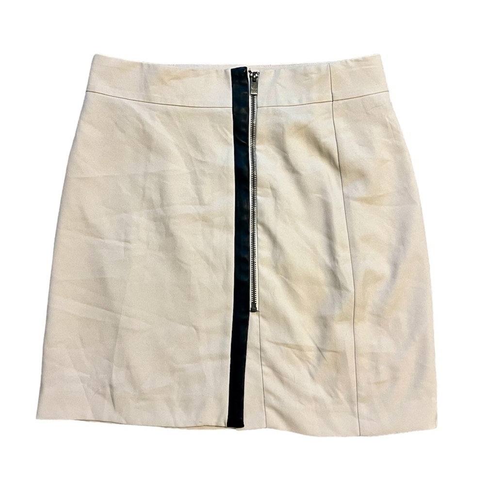 2/$30 Banana Republic- Cream & Black Mini Skirt Size 2 | Faux Leather Zip Detail